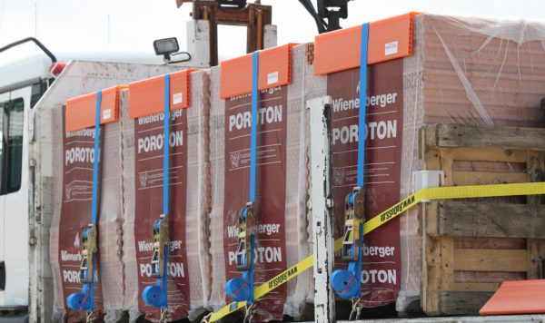 Baustoff-Transport - Kunststoff Kantenschutzwinkel orange 190x190 mm in der Anwendung bei Ladungssicherung von Baustoffen Rothschenk
