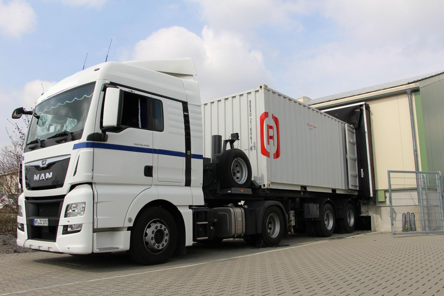 Een vrachtwagen met een open container op het laadperron bij het magazijn van G&H GmbH Rothschenk.