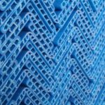 Close-up van blauwe randbeschermers voor ladingzekering van bouwmaterialen en zachte verpakkingen Rothschenk