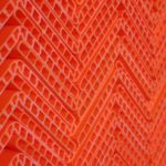 Nahaufnahme von orangen Kantenschutzwinkeln zur Ladungssicherung von Baustoffen Rothschenk