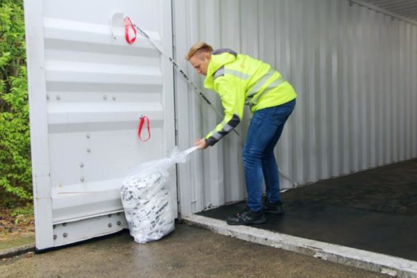 Ein Mitarbeiter der G&H GmbH Rothschenk bringt ein Pro Lash Flex in einem Container an.