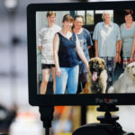 Oprichtster van het bedrijf Gisela Rothschenk met haar twee honden en zes werkneemsters in de beginjaren.