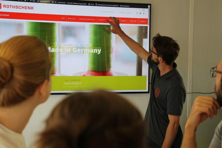 Aktuelle Stellenangebote | Das fachkompetente Team der G&H GmbH Rothschenk berät sich im Seminarraum.