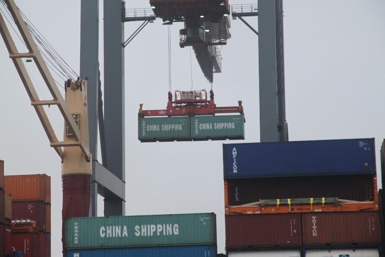 Spreader-mit-Container-Gewichtsverteilung- im-Hafen-Rothschenk-Ladungssicherung