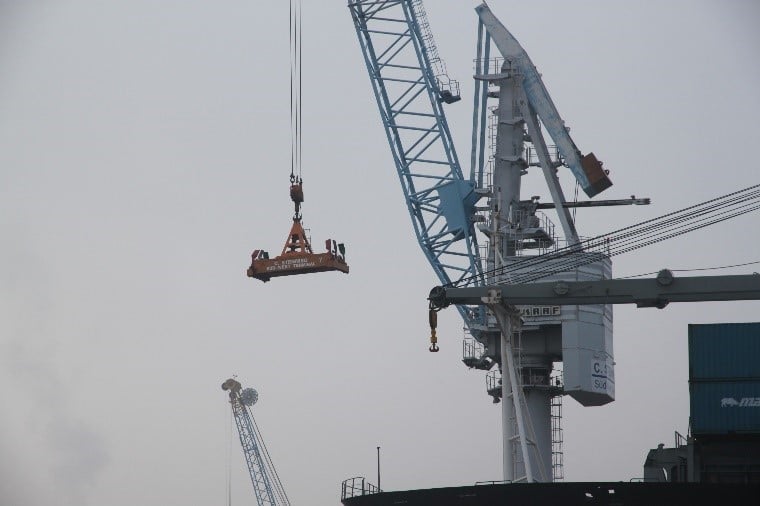 Spreader-zonder-container-gewicht-verdeling-in-haven-rode-hand lading zekeren