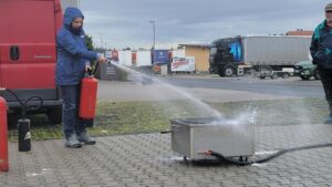 Mitarbeiter-loeschen-Feuer-Rothschenk (3)