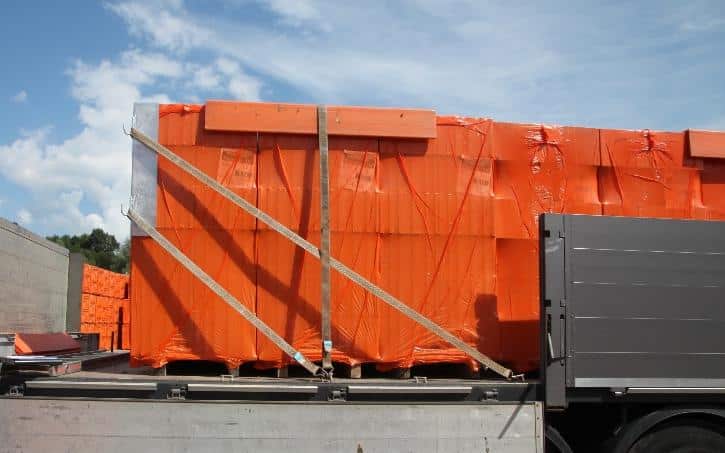 Blechkantenschutz-mit-Haken-für-Kopflashing-im-Einsatz-Rothschenk-Ladungssicherung
