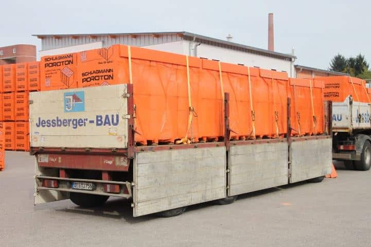 Bündelung-von-Ladeeinheiten-mit-orangen-Kantenschutzwinkel-Rothschenk-Ladungssicherung